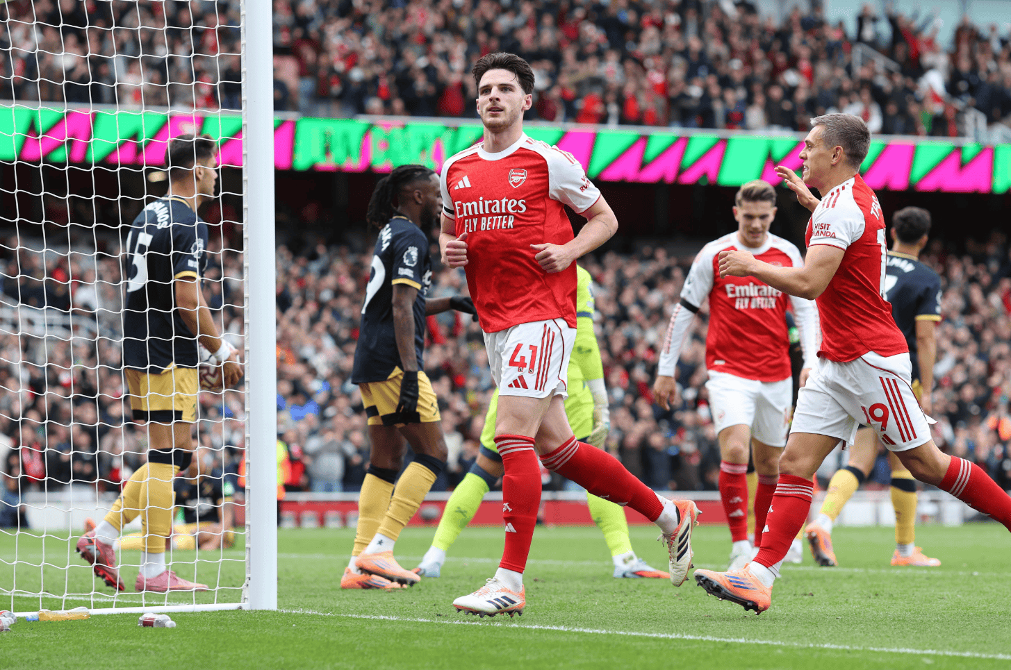 jnh-窗口期英超焦点战；法兰克福造点机会；媒体盛赞；更衣室氛围转暖的简单介绍